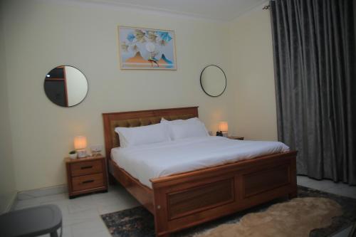 Postel nebo postele na pokoji v ubytování Tinaz Staycation, Kampala