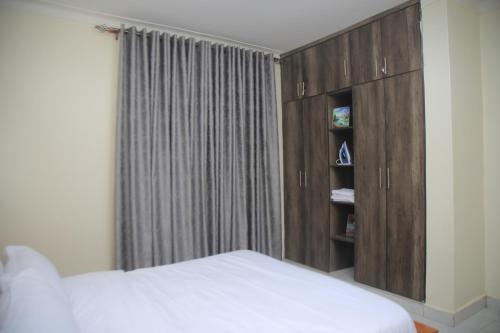 Postel nebo postele na pokoji v ubytování Tinaz Staycation, Kampala
