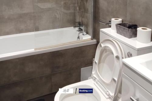Koupelna v ubytování City Centre 2 Bedroom Flat With NETFLIX, Games, Wi-Fi , Parking By Hush Haven Homes Short Lets and Serviced Accommodation