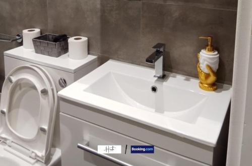Fotografie z fotogalerie ubytování City Centre 2 Bedroom Flat With NETFLIX, Games, Wi-Fi , Parking By Hush Haven Homes Short Lets and Serviced Accommodation v destinaci Hull