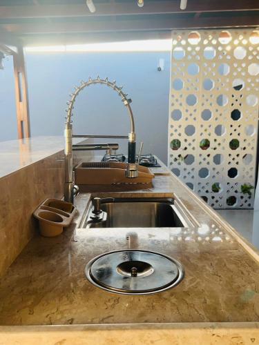 a kitchen counter with a sink in a kitchen at Casa Refúgio em Tianguá in Tianguá
