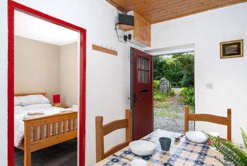 Postel nebo postele na pokoji v ubytování Cottage 194 - Leenane