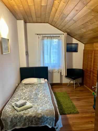 a bedroom with a bed and a window at Cabana Sweetlife in Rimetea