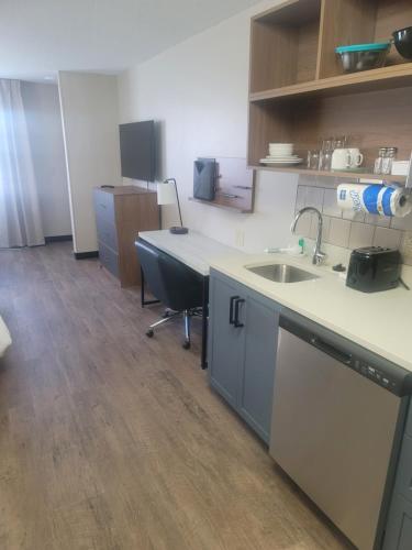 Küche/Küchenzeile in der Unterkunft Candlewood Suites Southfield - Detroit by IHG