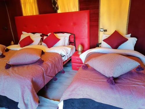 Postel nebo postele na pokoji v ubytování Erg Merzouga Desert Camp
