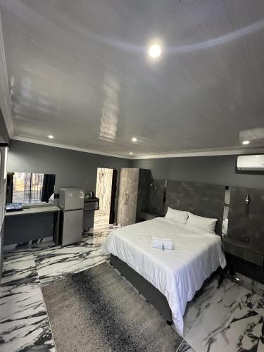 Ένα ή περισσότερα κρεβάτια σε δωμάτιο στο Harry's Luxury Guest House