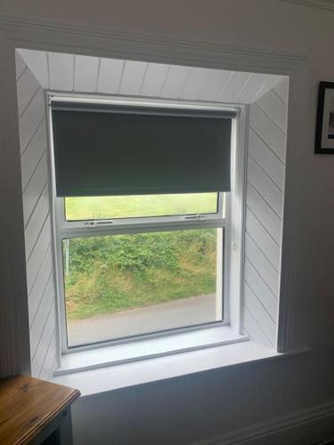 a window with a window blind in a room at Fort View accommodation lisacul in Lisacul