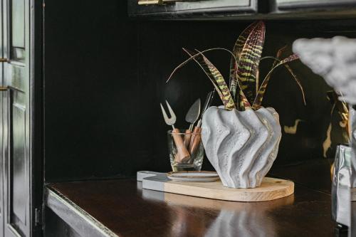 a table with a vase with a plant in it at Casa de Mono Bocas in Big Creek