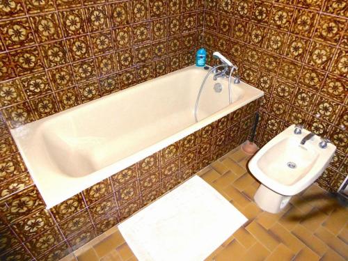 une salle de bain avec baignoire et toilettes dans l'établissement Ma Maison en Provence à 10' de la mer, au Beausset