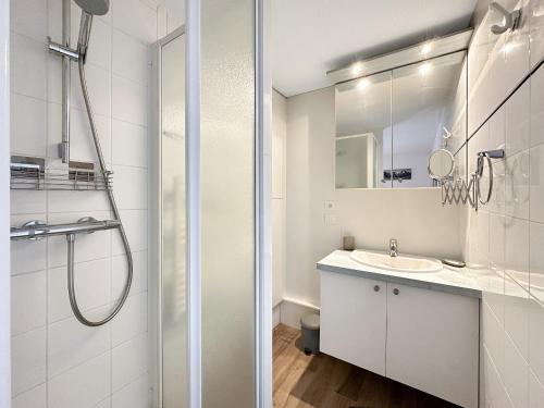 une salle de bain blanche avec une douche et un lavabo dans l'établissement ABA17 - Duplex 6 pers Proche Centre, aux Carroz d'Arâches