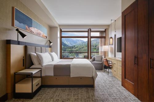 Postel nebo postele na pokoji v ubytování The Westin Riverfront Resort & Spa, Avon, Vail Valley