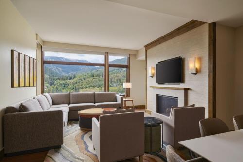 TV a/nebo společenská místnost v ubytování The Westin Riverfront Resort & Spa, Avon, Vail Valley