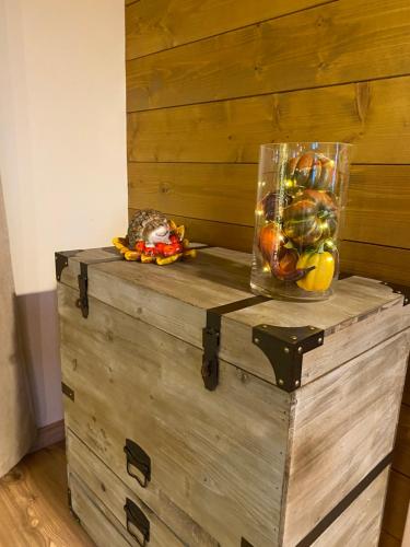 a wooden chest with a vase of fruit in it at Ranch Enbrucà in Boves