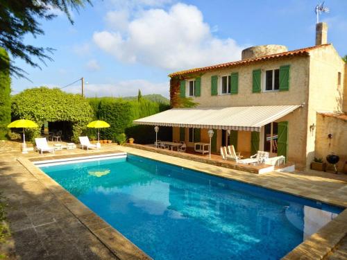 une villa avec piscine devant une maison dans l'établissement Ma Maison en Provence à 10' de la mer, au Beausset