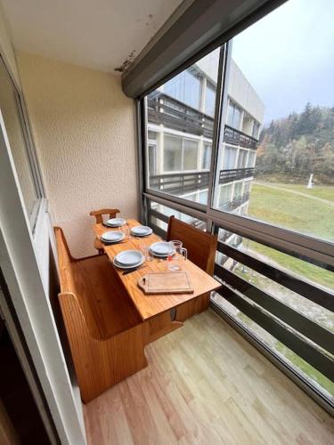 une salle à manger avec une table et une grande fenêtre dans l'établissement Studio au pied des pistes, à Montferrier
