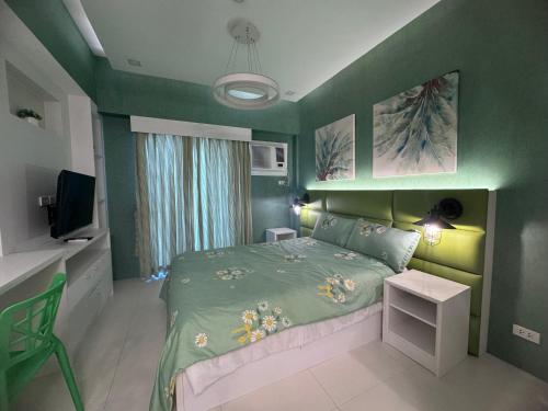 Кровать или кровати в номере Luxanos Condo Place- Sunvida Tower