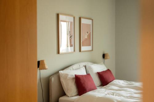 a bedroom with a bed with red and white pillows at 240qm Luxus Apartment - Natur & Wandern zw Bozen und Meran in Nalles