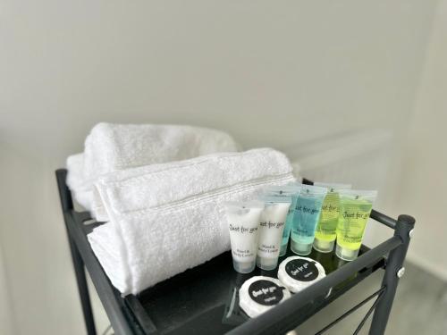 Relax in Spacious Style with Stunning Views- Drim Cottage في Malin Head: رف عليه مناشف ومنتجات أخرى