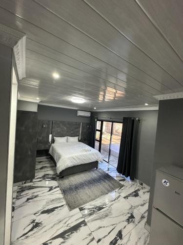Ένα ή περισσότερα κρεβάτια σε δωμάτιο στο Harry's Luxury Guest House