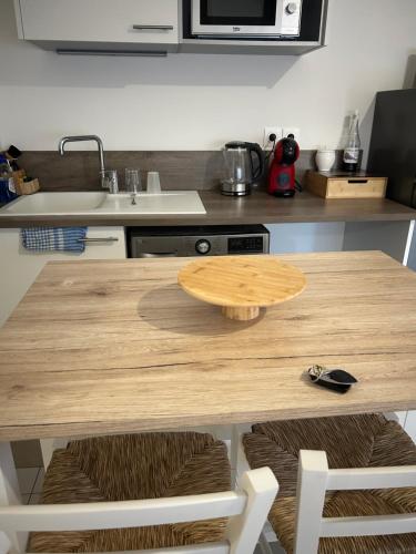 - une table en bois dans une cuisine avec évier dans l'établissement Appartement T2 récent Sabine, à Montpellier