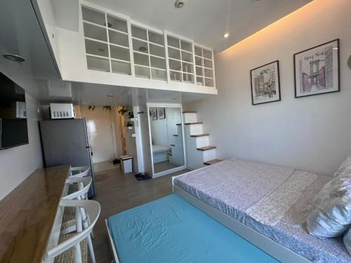 Телевизор и/или развлекательный центр в Luxanos Condo Place- Sunvida Tower