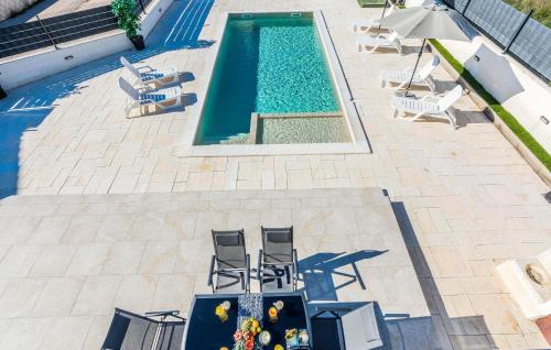 Πισίνα στο ή κοντά στο Cozy Apartment In Vir
