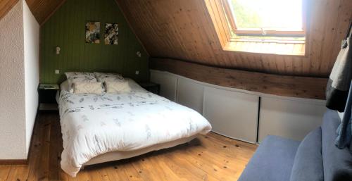 une chambre avec un lit dans le coin d'une pièce dans l'établissement Barèges Appartement vue montagne, à Barèges