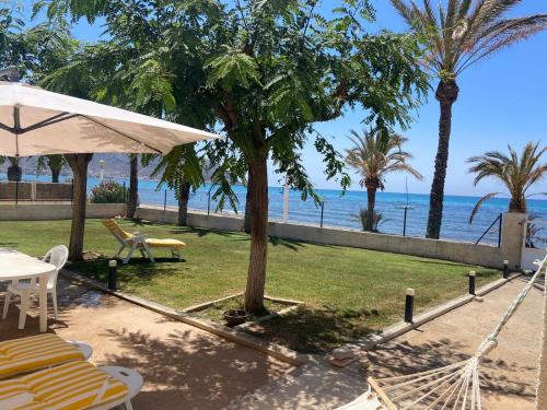 Triana II, Primera línea de mar, La Azhoía