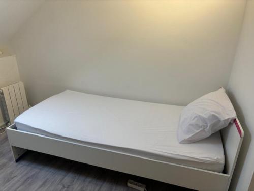 Ένα ή περισσότερα κρεβάτια σε δωμάτιο στο Chambre Blanche