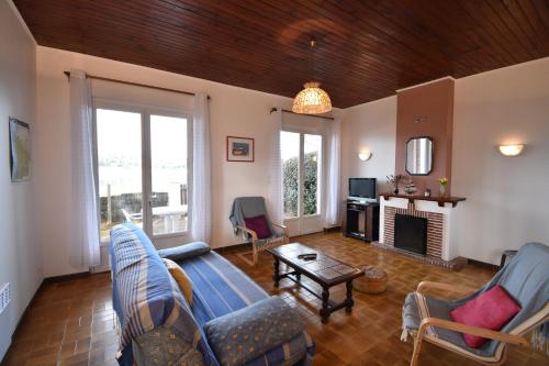 un salon avec un canapé et une cheminée dans l'établissement 1451 TCF - Hossegor villa plain pied en bordure du lac marin avec agréable vue sur le lac et située à environ 1000m du centre ville, à Soorts-Hossegor