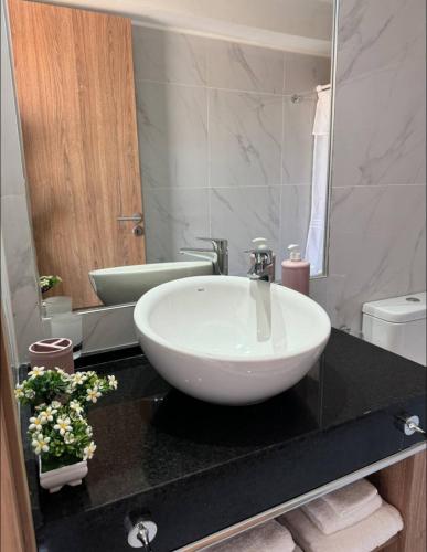 een badkamer met een witte wastafel op een zwart aanrecht bij Excelente Dpto, Gran vista MDZ in Mendoza