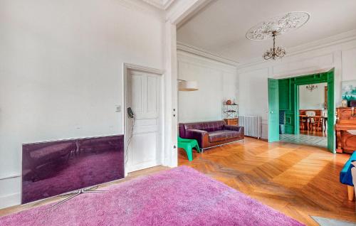 Χώρος καθιστικού στο 7 Bedroom Lovely Home In Chabris