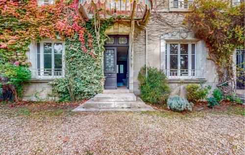 Κήπος έξω από το 7 Bedroom Lovely Home In Chabris