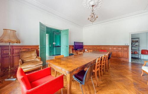Χώρος καθιστικού στο 7 Bedroom Lovely Home In Chabris