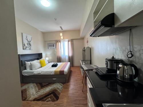 Кухня или мини-кухня в Luxanos Condo Place- Sunvida Tower
