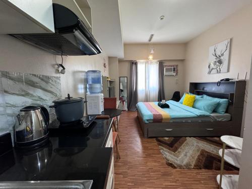 Кухня или мини-кухня в Luxanos Condo Place- Sunvida Tower
