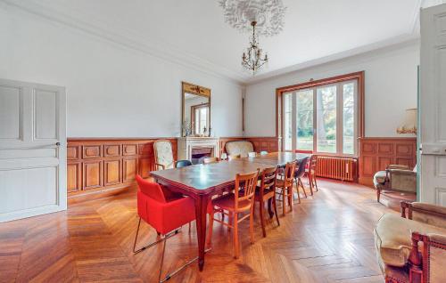 Χώρος καθιστικού στο 7 Bedroom Lovely Home In Chabris