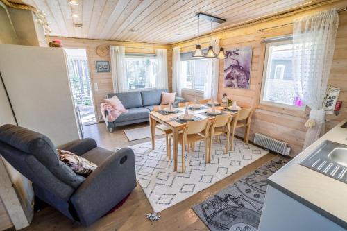 Una cocina y una sala de estar con mesa y sillas. en Villa, en Kalajoki