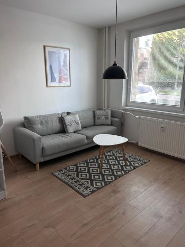 a living room with a couch and a table at Netflix & WiFi FREE Dvojizbový byt blízko centra - 24h self check-in in Banská Bystrica
