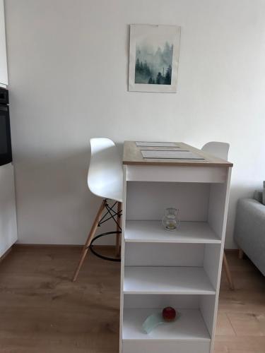 a desk and a chair in a room at Netflix & WiFi FREE Dvojizbový byt blízko centra - 24h self check-in in Banská Bystrica