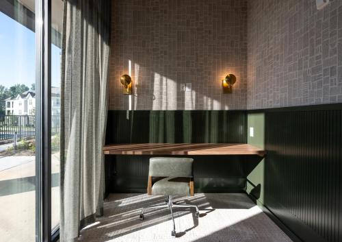 ein Büro mit einem Schreibtisch, einem Stuhl und einem Fenster in der Unterkunft Charming, New Apt, Pool, Long Stays in Athens