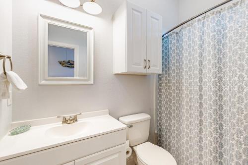 ロックポートにあるOur Happy Placeのトイレ、洗面台、シャワー付きのバスルーム