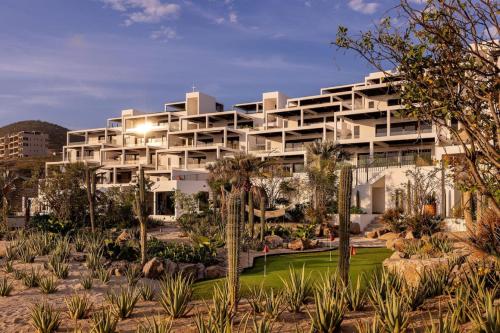 Zahrada ubytování Beautiful Beachfront Condo, Five-Star Amenities