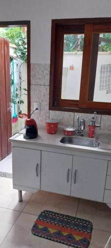 a kitchen with a sink and a counter top at Casa Ponte Branca em Paraty in Paraty