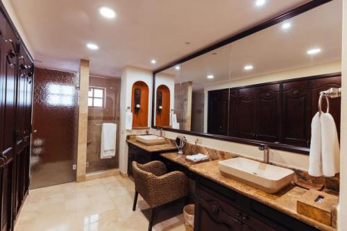 un bagno con due lavandini e un grande specchio di Beachfront, Premium Ocean View, VLE 1305 a Cabo San Lucas