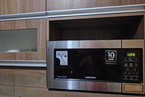 a microwave oven sitting on a counter in a kitchen at Departamento Entero in Vallejos