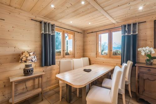 une salle à manger avec une table et des chaises en bois dans l'établissement Chalet Velajule, à Manigod