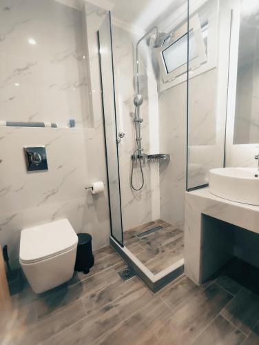 a bathroom with a shower and a toilet and a sink at Verde lygia in Lygia