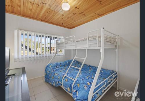 Ένα ή περισσότερα κρεβάτια σε δωμάτιο στο The Classic Island Holiday Home