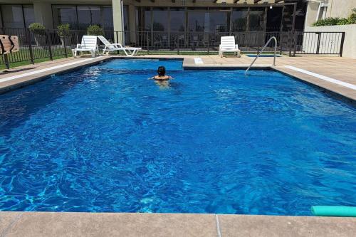 Der Swimmingpool an oder in der Nähe von Hermoso depto Concón primera línea 3 dormitorios